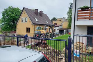 Koparka uszkodziła gazociąg na ulicy Strzelniczej w Starachowicach. Na miejscu strażacy i pogotowie gazowe [ZDJĘCIA]