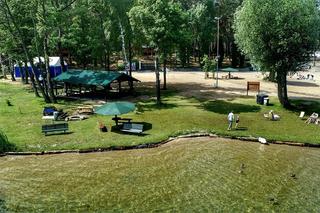 Kormoran nad jeziorem Niesłysz w Lubuskiem zaprasza turystów. Zobacz na te przepiękne zdjęcia 