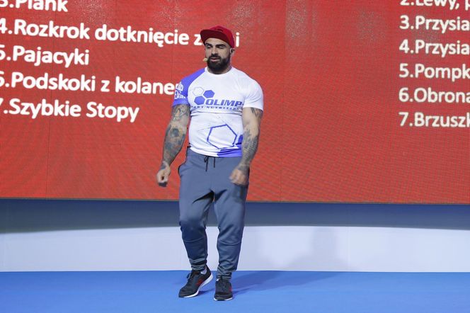 Akop Szostak dostał prezent od partnerki. Nowy pies wywołał w sieci istną burzę