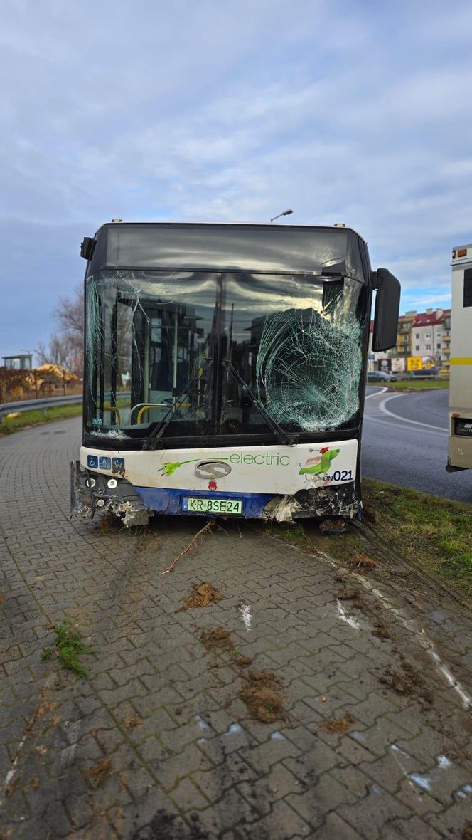 Groźny wypadek autobusu w Krakowie. Pojazd staranował ogrodzenie