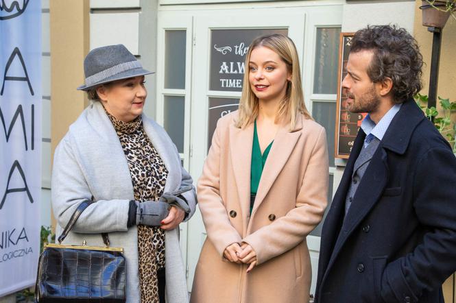 Zakochani po uszy odcinek 174. pani Jola (Aldona Jankowska), Kuba (Krzysztof Piątkowski), Paula (Justyna Ducka)