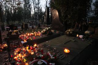 Tak wyglądają Powązki wieczorem. Zachwycające zdjęcia warszawskiej nekropolii