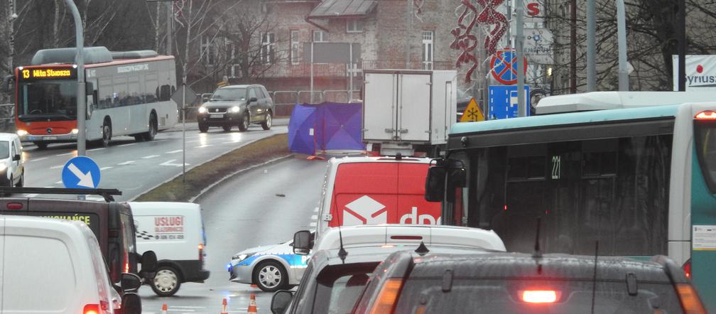 TRAGEDIA na wiadukcie Tarnobrzeskim! 34-latek wtargnął pod rozpędzone auto! [ZDJĘCIA]