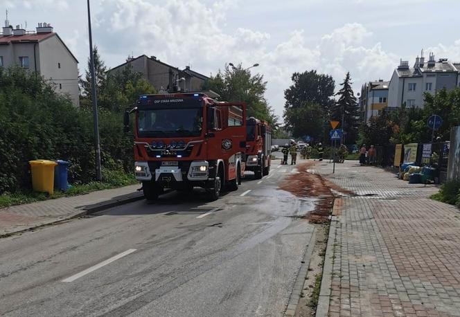 Wielka plama oleju przed skrzyżowaniem w Starej Miłosnej