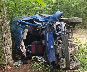 18-latek rozbił auto na drzewie. Trzech młodych mężczyzn w szpitalu