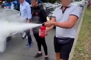 Gazem i gaśnicą w aktywistów. Kierowcy dostali furii. Blokada Czerniakowskiej wymknęła się spod kontroli