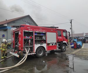 Kilkanaście wozów strażackich gasiło pożar miejscowości Kalinowy Dół 