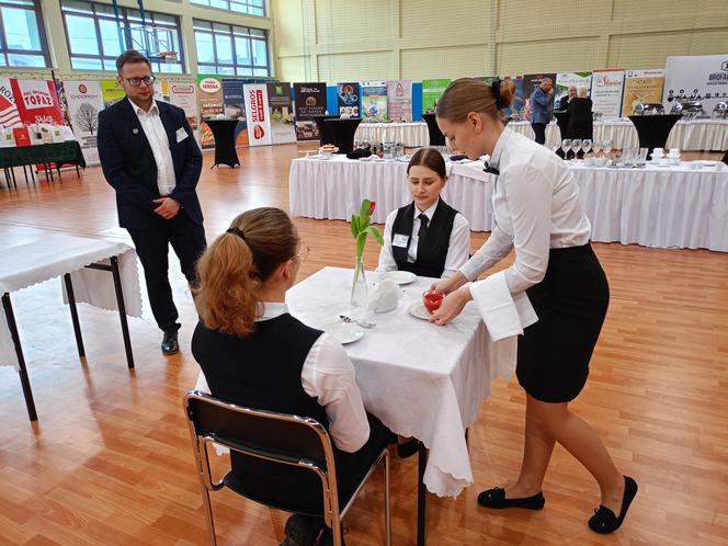 W tegorocznych Mistrzostwach Młodych Kelnerów wzięło udział 16 uczestników z całej Polski