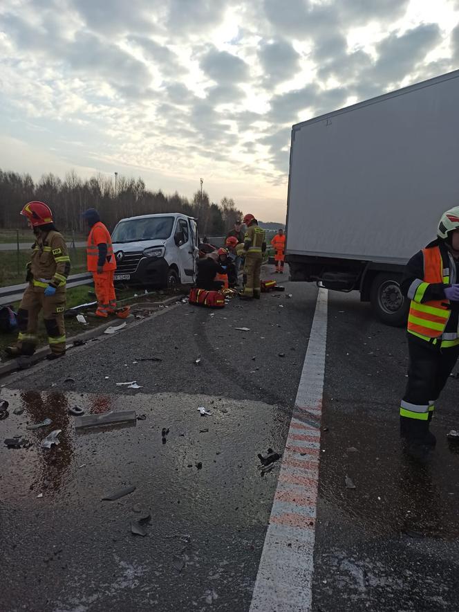 Gigantyczna kraksa na A4 pod Tarnowem! 15 osób poszkodowanych