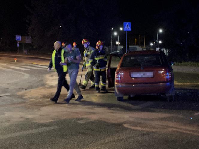 Dramatyczna akcja straży na Targówku, musieli użyć sprzętu do rozcinania aut