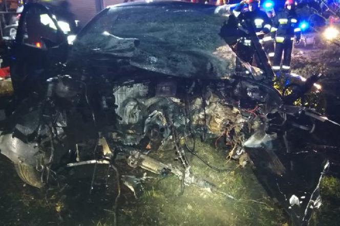 KOSZMARNY wypadek na Podlasiu! Auto zmiażdżone, nie zyje 23-latek!