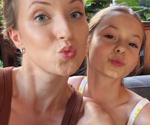 M jak miłość nowy sezon. Natalka (Dominika Suchecka), Hania (Wiktoria Basik) na planie