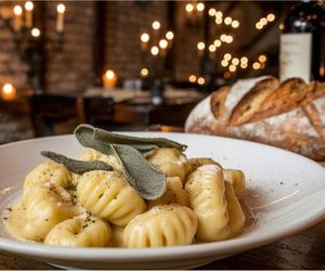 Nie wyrzucam czerstwego chleba. Robię z niego pyszne włoskie kluseczki 