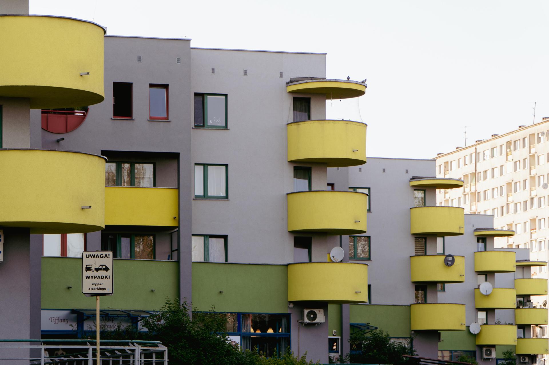 Kolorowe bloki przy ul. Szwedzkiej 1-19d we Wrocławiu - zdjęcia. Projektował je autor Solpolu, Wojciech Jarząbek