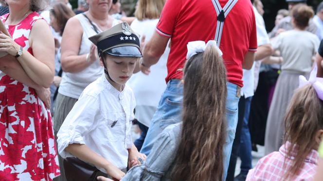 Wirują warkocze i wstążeczki. Tak bawili się lublinianie na potańcówce w skansenie!