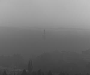 Gęsta mgła w Krakowie. Synoptycy ostrzegają mieszkańców przed trudnymi warunkami pogodowymi
