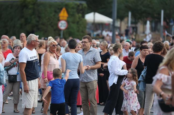 Potańcówki przed Teatrem Śląskim w Katowicach. "Roztańczony Wyspiański" porwał tłumy