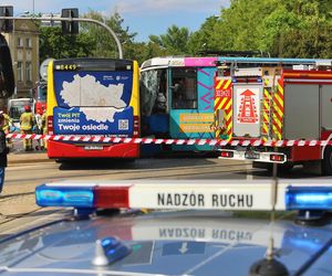  Wypadek we Wrocławiu  Tramwaj zderzył się z autobusem. Są poszkodowani 