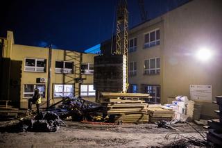 Wieliczka. Na dach podstawówki spadło ramię żurawia budowlanego