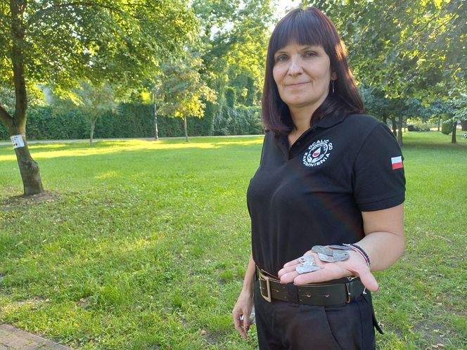 Poruszający moment podczas zlotu detektorystów. Odnalezione nieśmiertelniki wróciły do rodzin