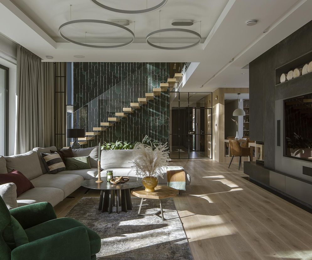 Dom w stylu quiet luxury. Subtelny luksus w leśnej scenerii