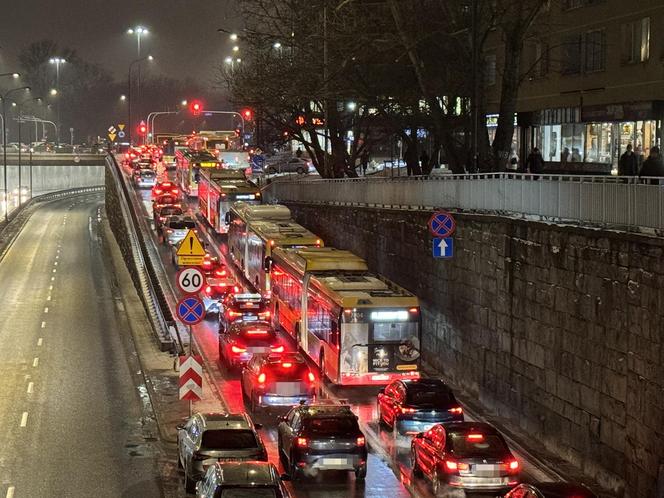 Totalny paraliż Warszawy. Gigantyczne opóźnienia autobusów i tramwajów, kierowcy w korkach
