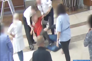 Bójka w galerii handlowej w Lubinie. Szarpał, uderzał i kopał ochroniarza [ZDJĘCIA]