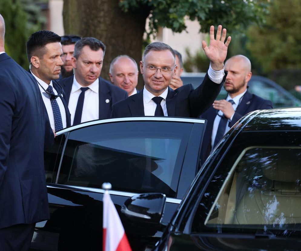 Prezydent RP Andrzej Duda wsiada do samochodu po zakończeniu spotkania z mieszkańcami w miejscowości Przedecz