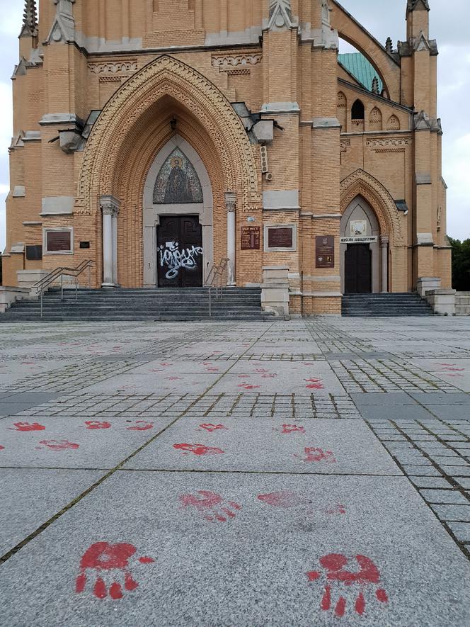 Łódź: Ktoś zniszczył drzwi łódzkiej katedry