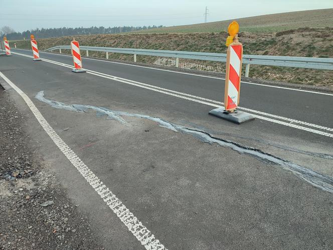 Zapadł się asfalt na nowej drodze z Osiecznej do Goniembic