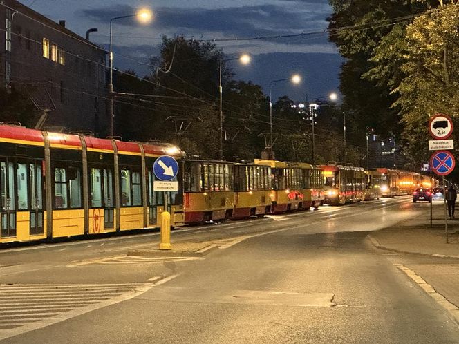 Wielkie utrudnienia w Warszawie, tramwaje na trasach objazdowych. Policja zablokowała przejazd na dużym skrzyżowaniu