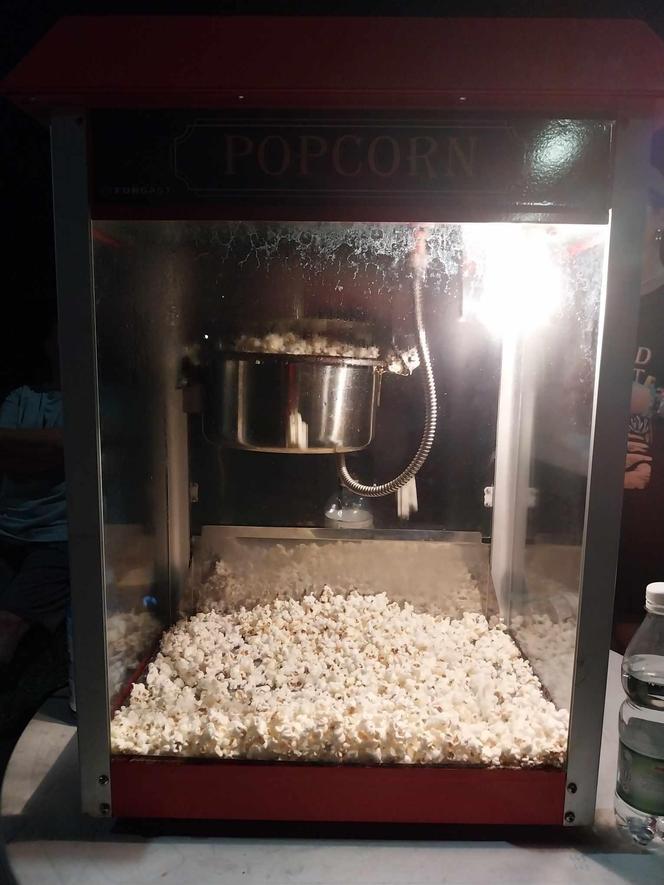 Pierwsze kino samochodowe nad zalewem w Brodach. Był popcorn i duża frekwencja