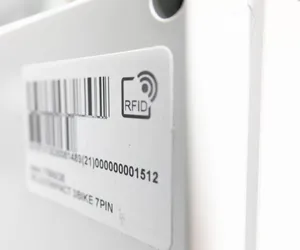 Czym jest etykieta RFID i jej wykorzystywanie w logistyce i magazynowaniu