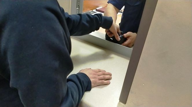 Schował się pod materacem w dziecięcym pokoju. Miał broń i narkotyki. 33-latek usłyszał zarzuty