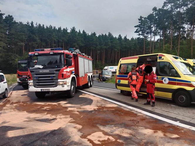 Zderzenie osobówki z ciężarówką na DK 10 pod Bydgoszczą! Wśród rannych kobieta i dwójka dzieci [ZDJĘCIA]