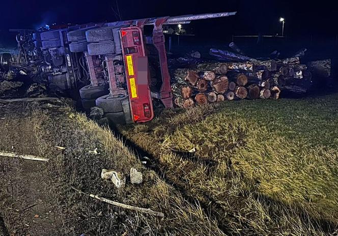  Śmiertelny wypadek pod Opocznem na drodze krajowej nr 12! Kierowca osobówki zginął w zderzeniu z ciężarówką [ZDJĘCIA]