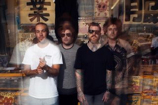 Joe Trohman (Fall Out Boy) ma problemy zdrowotne. Gitarzysta musi na jakiś czas zrezygnować z koncertowania