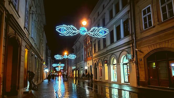 Na krakowskim Rynku pojawiły się już pierwsze świąteczne iluminacje