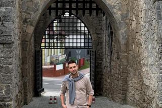 Patryk Jaki na zamku z rodziną