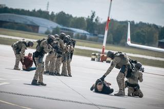 Wojskowe ćwiczenia na łódzkim lotnisku