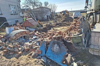 Zburzyli 100-letnią kapliczkę, bo budują drogę. Skandal pod Radzyminem, mieszkańcy w furii