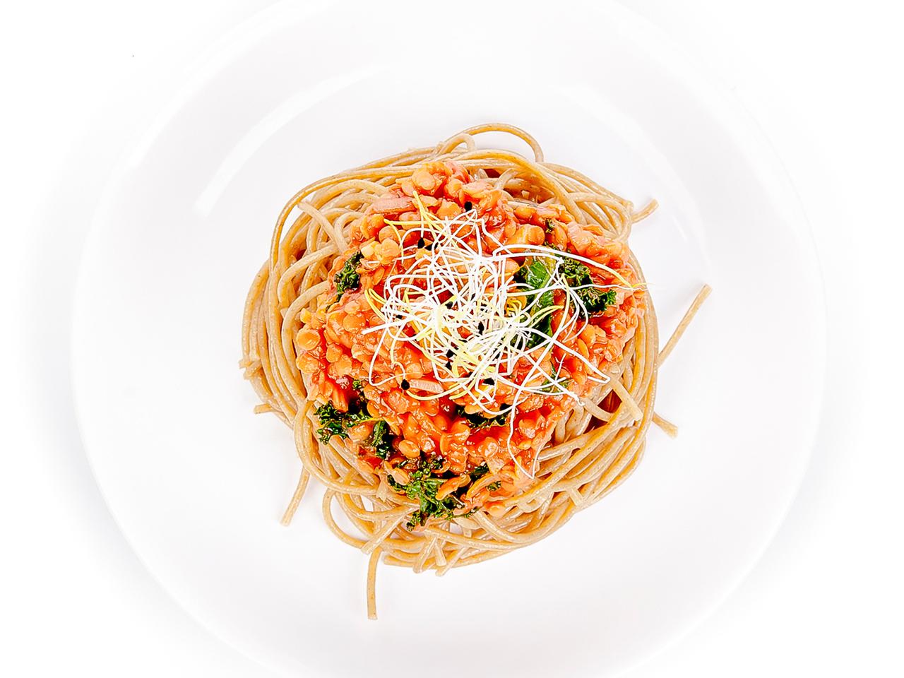 Spaghetti z soczewicą i jarmużem