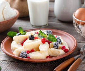 Zapomnij o twarogu. Najlepsze kluski leniwe zrobisz z tym składnikiem 