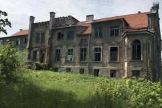 Ta wieś pamięta średniowiecze. Krąży zaskakująca legenda o dworze