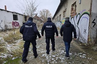 Policjanci z Leszna sprawdzali miejsca, gdzie koczują bezdomni 