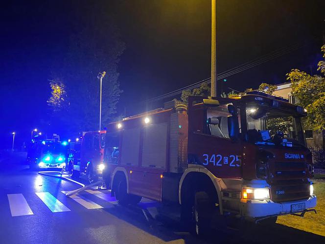 Nocny pożar w Toruniu. Ogień w garażu i budynku gospodarczym