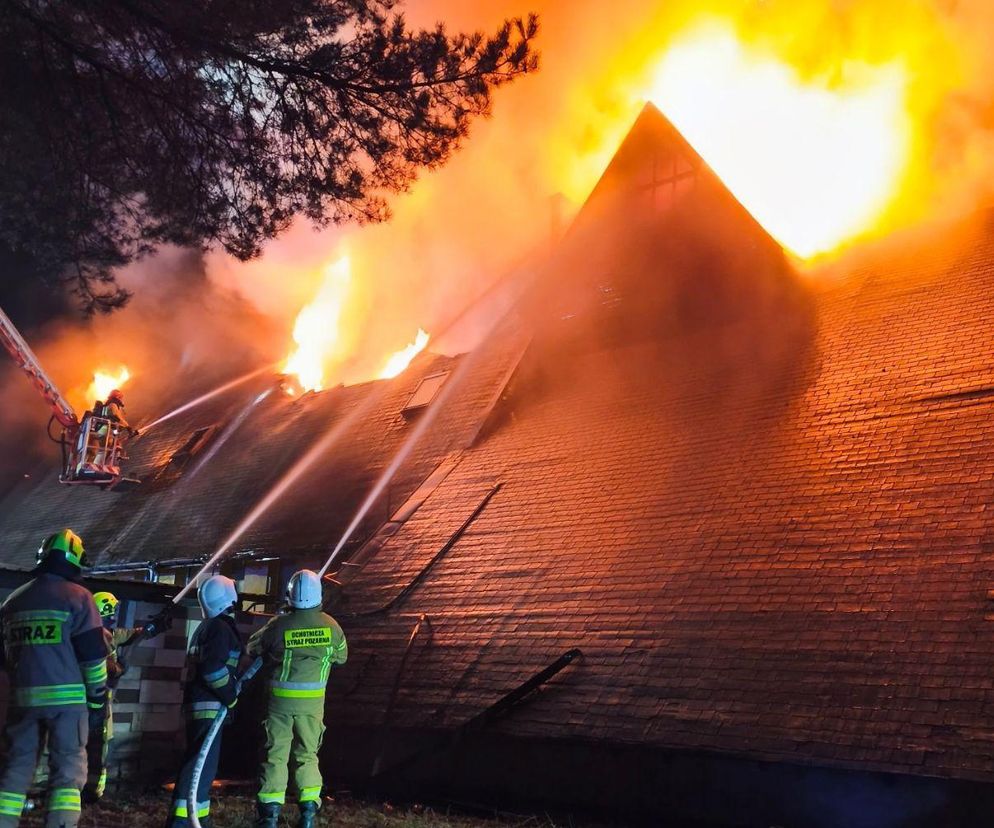 Potężny pożar hotelu na Mazowszu. Z płomieniami walczy 140 strażaków