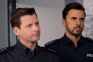 M jak miłość. Rafał nakryje Natalkę i komendanta! Szokujące sceny między policjantami