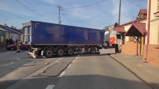 Fatalny wypadek pod Przysuchą! Tir zniszczył dom jednorodzinny [ZDJĘCIA]