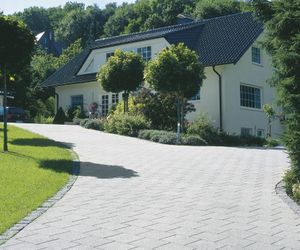 Podjazd do garażu. Sprawdź, czy kostka brukowa wytrzyma duże obciążenie